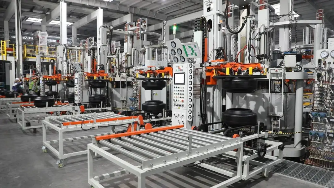 灯工厂"里,无人搬运车灵活穿梭运送物料,机械臂精准抓取轮胎完成成型