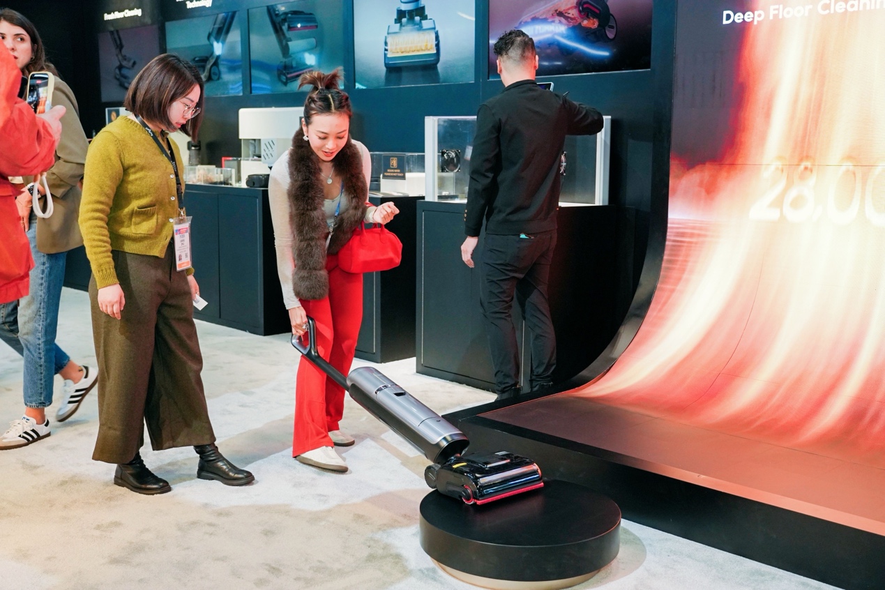 从「双」热洗地到「双」机械臂,追觅洗地机在CES 2026定义清洁新标准-家电圈官网