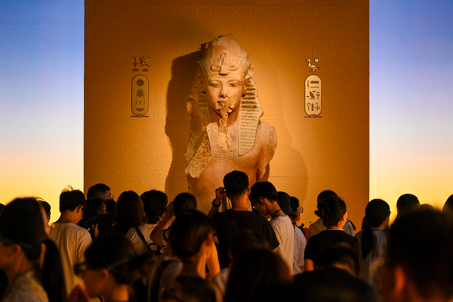 2025年8月17日晚，上海博物馆，观众参观“金字塔之巅：古埃及文明大展”。澎湃新闻记者 朱伟辉 图