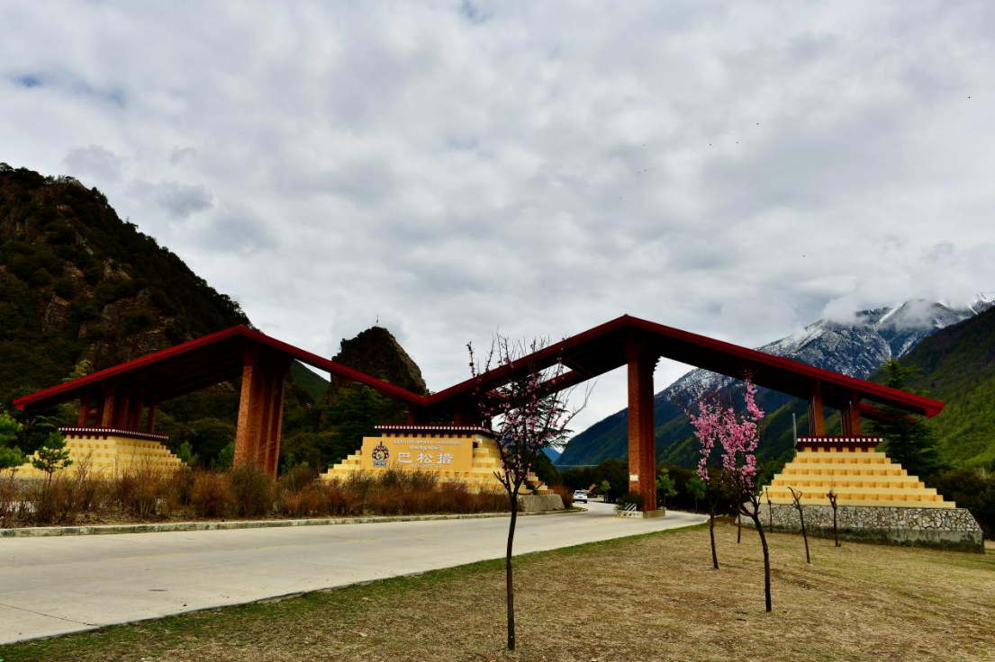 寻访巴松措：一湖藏天地，一念忘古今