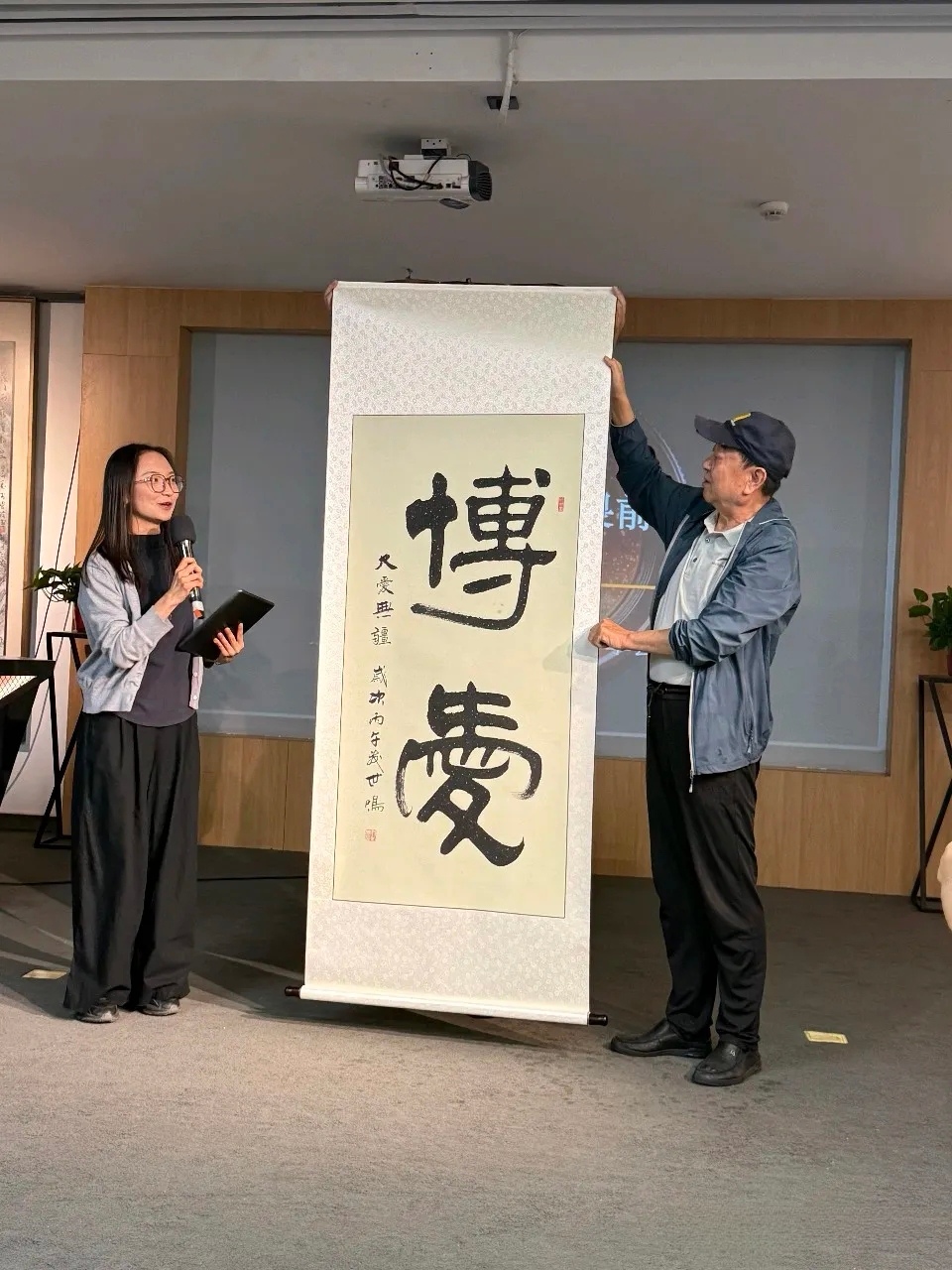 “镜见微光·无畏前行”熊建华纪实影像展分享会在云纺博物馆举行