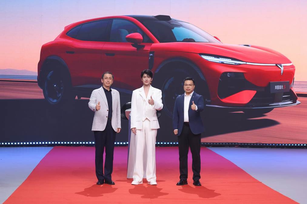 30.99万！岚图追光S正式预售 杨洋当场下订成001号车主-科记汇