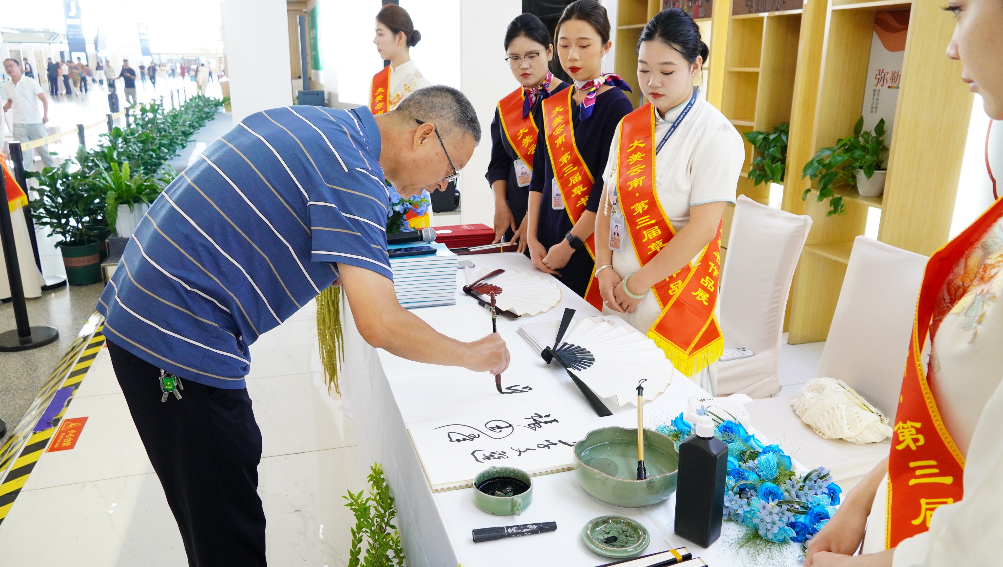 “大美云南”云南省第三届草书作品展在昆明长水国际机场盛大启幕