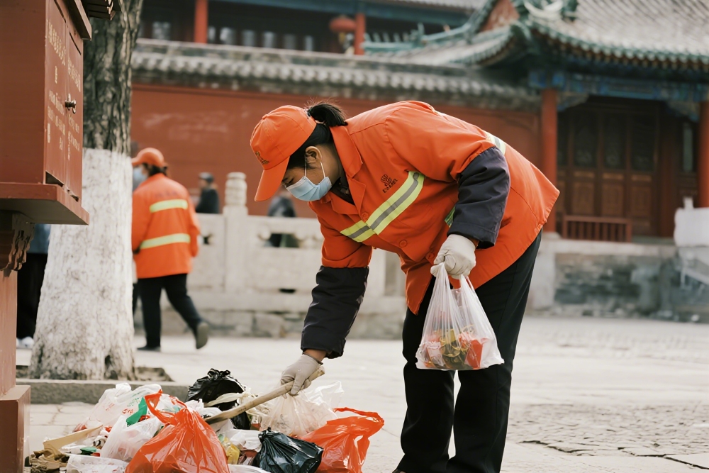 景区“宠”游客，委屈只能员工自己吞？