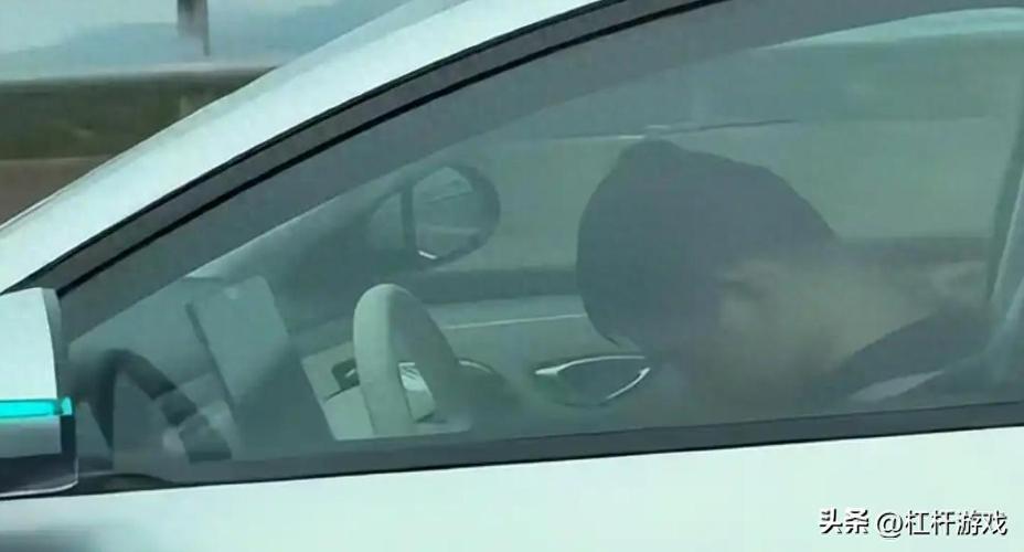 男子高速开“智驾”后睡着！比技术缺陷更可怕的事发生了