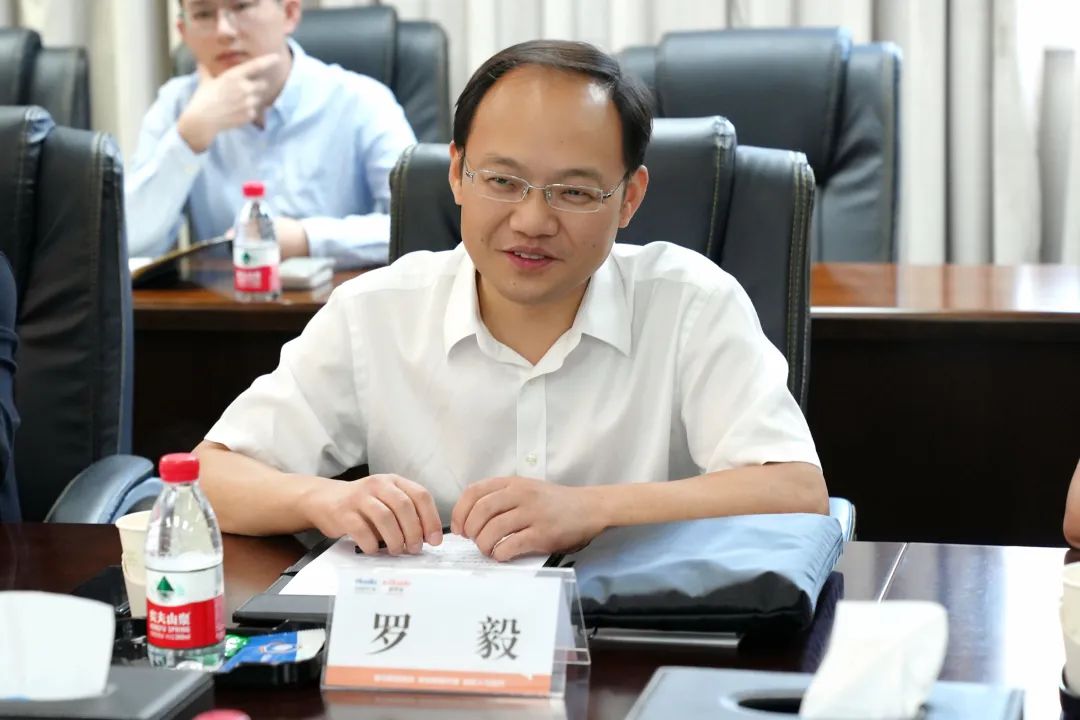 重庆市渝中区副区长罗毅一行莅临易华录考察交流