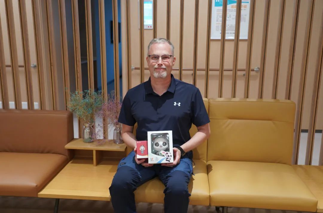 的高管,近日,在爱尔四川眼科医院,由知名眼底病专家刘宁朴教授主刀