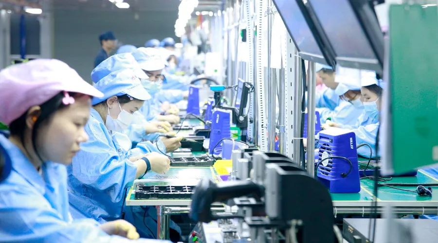 "随着谢总的一声令下,奋达科技智能穿戴事业部珠海园区首条生产线正式