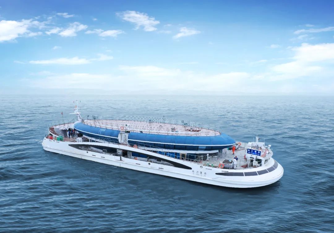 江龙船艇承建珠江夜游最大纯电动豪华游船"珠江翡翠"号成功试航