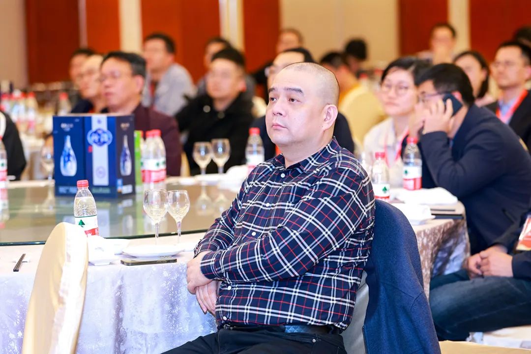曾总代表福建省土木建筑学会建筑结构分会,向陈岱林董事长及盈建科对