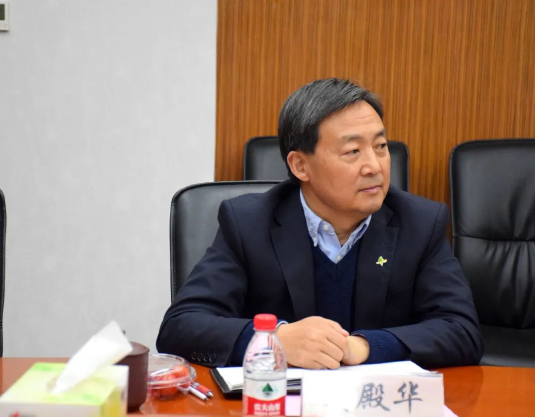 首页>创作中心>正文>董事长王宜森对谢伟常务副总经理一行的到来表示