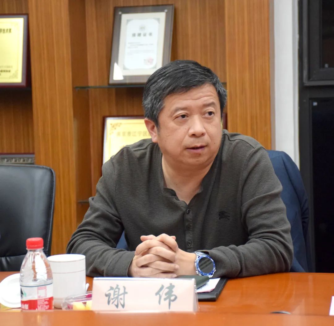 首页>创作中心>正文>董事长王宜森对谢伟常务副总经理一行的到来表示