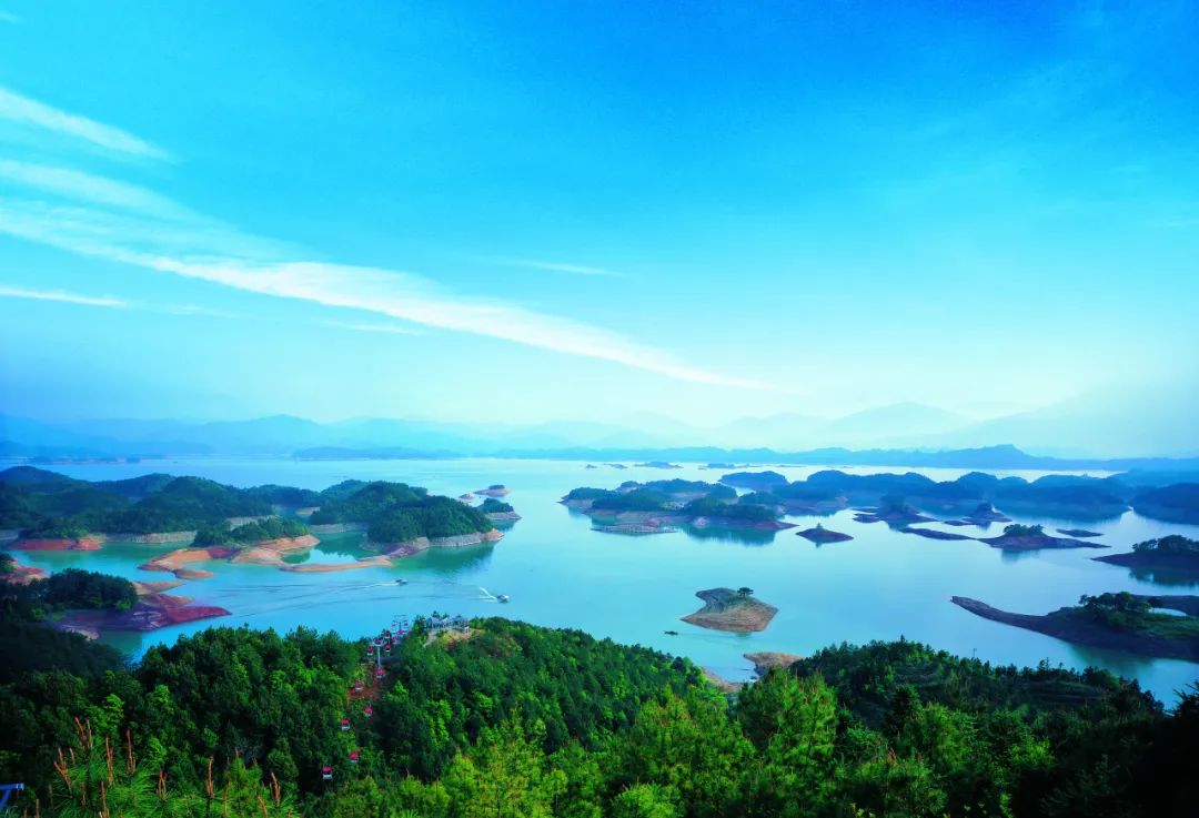 来到千岛湖必打卡梅峰岛,乘坐梅峰缆车徐徐上升,可360度欣赏千岛湖