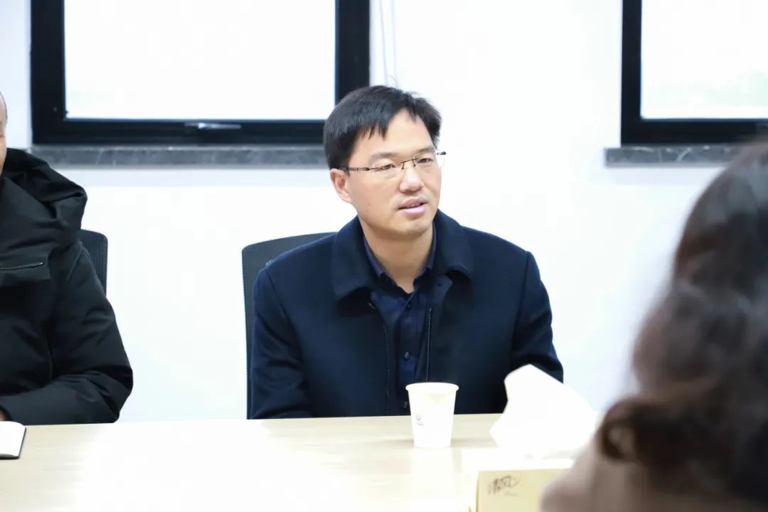 座谈会上,张董对朱恩青副区长一行的到来表示热烈