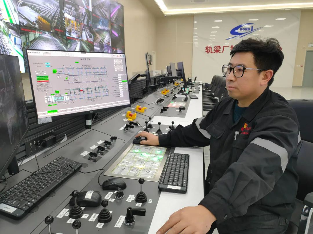 钢铁本色凡人不凡包钢股份轨梁厂刘耀邦展现新时代轧钢人的钢铁意志