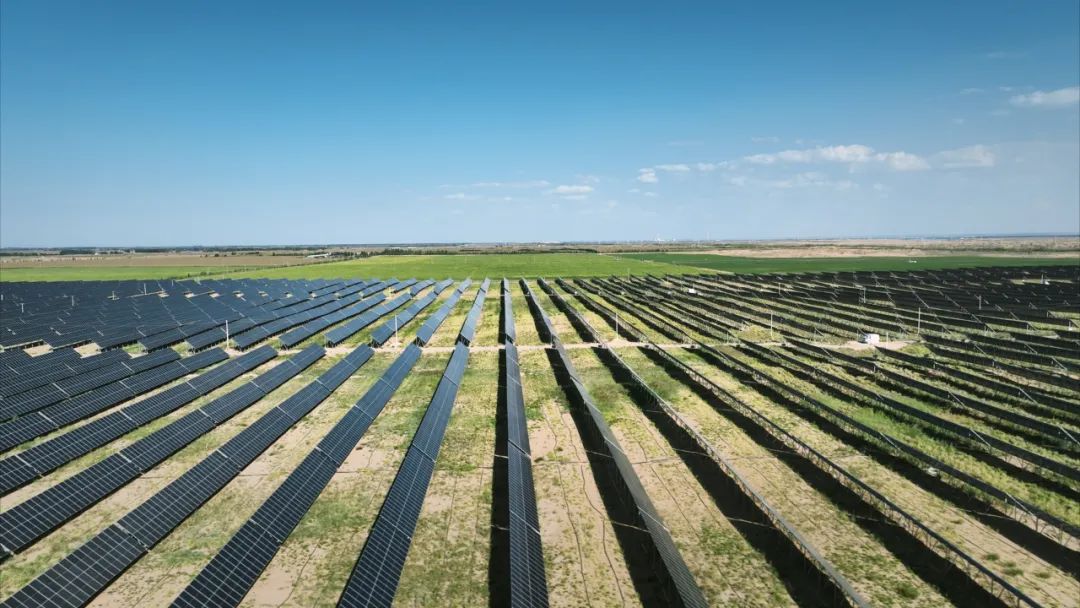 "光伏 治沙"筑牢生态防线 造就巴彦淖尔"绿色奇迹"_财富号_东方财富网