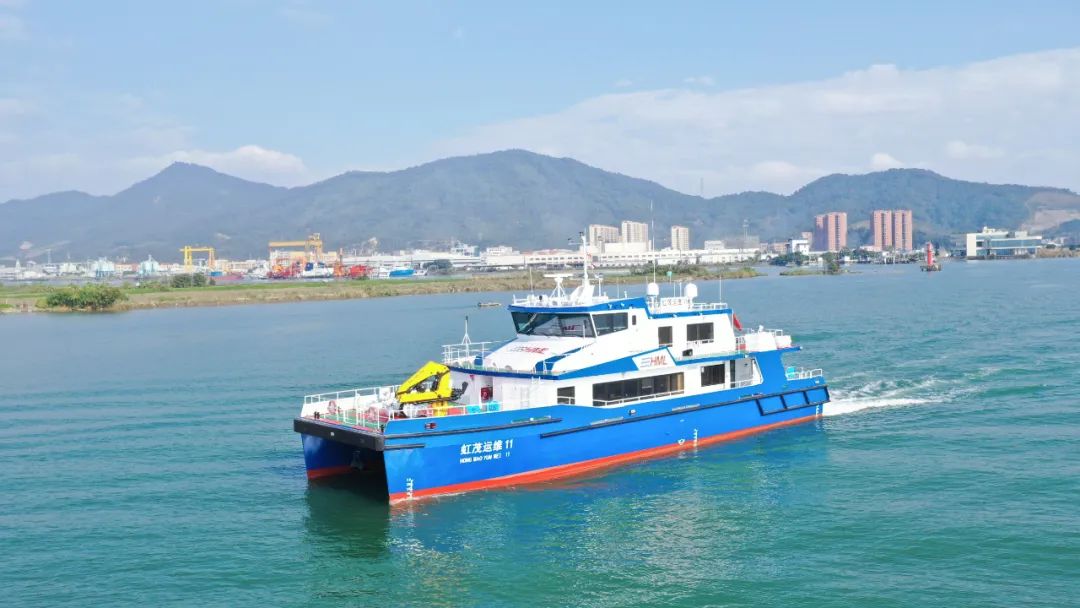 高效专业丨澳龙船艇交付国内首制半小水线面全铝合金风电运维船海峰