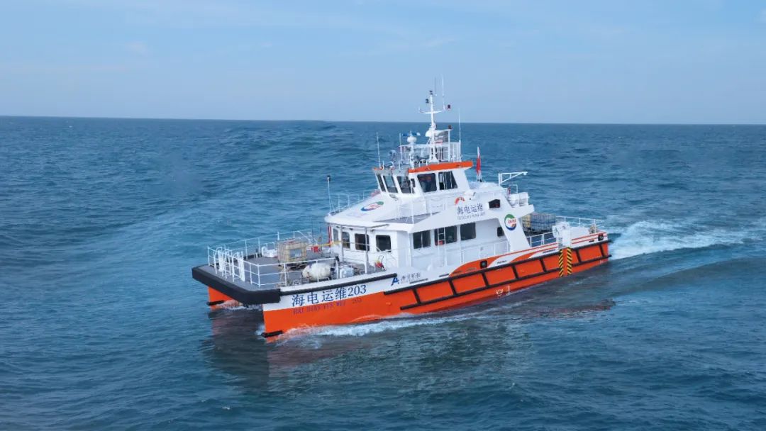高效专业丨澳龙船艇交付国内首制半小水线面全铝合金风电运维船海峰