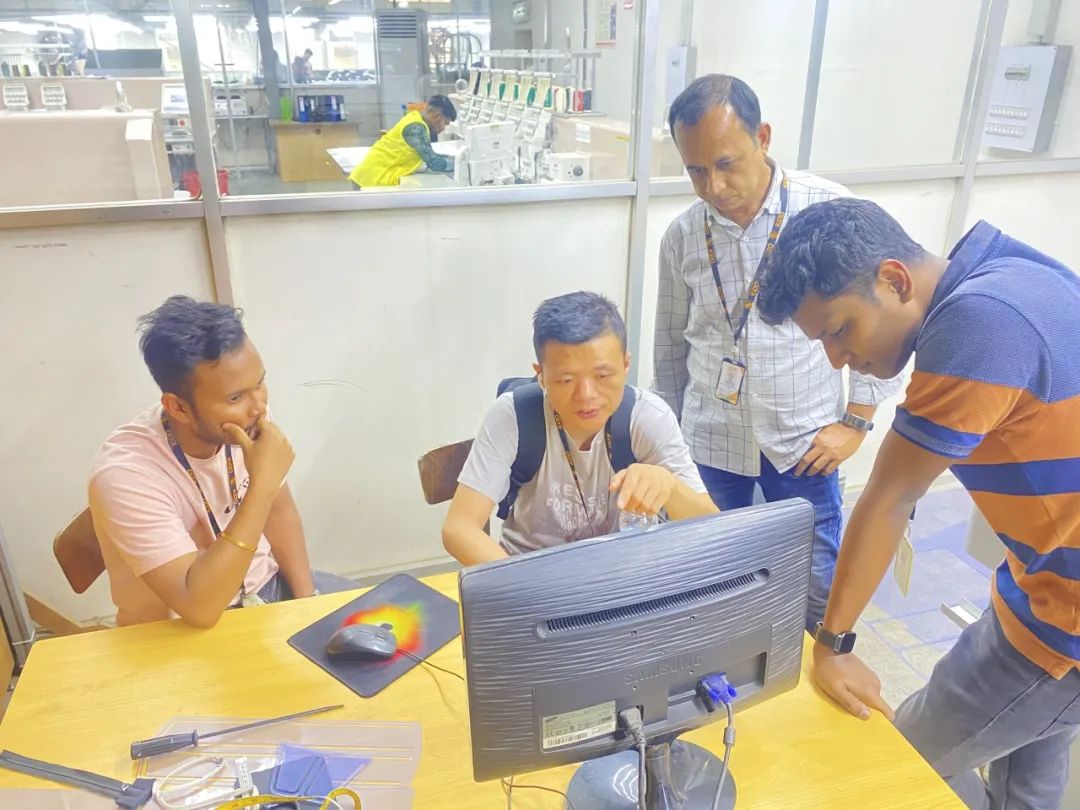 近一个月来,突破了小止口贴袋,人字缝贴标,免烫双线带盖等多种瓶颈