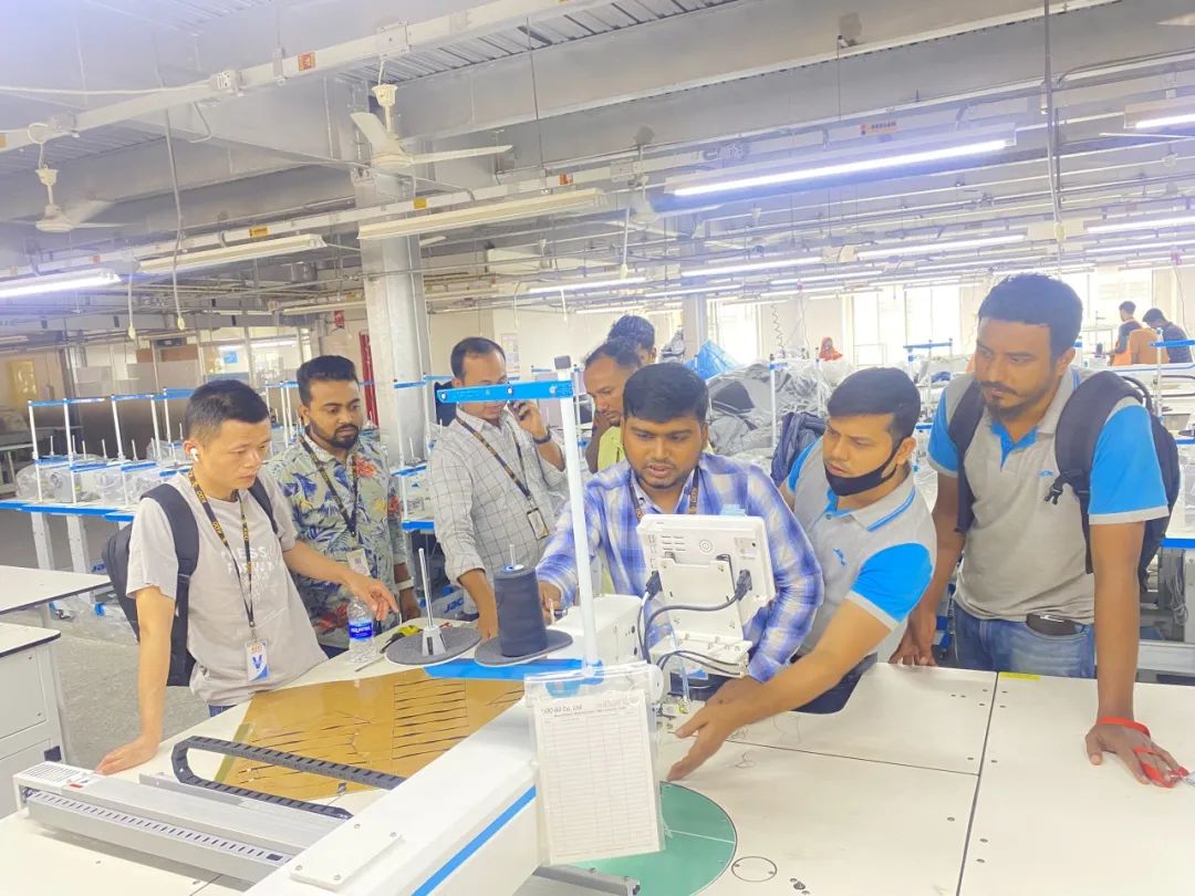 近一个月来,突破了小止口贴袋,人字缝贴标,免烫双线带盖等多种瓶颈