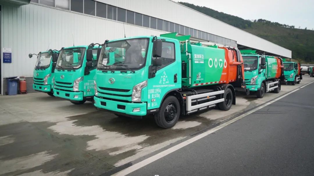 福龙马已向深圳批量交付新能源车数量近300台,车型纯电动洗扫车,纯