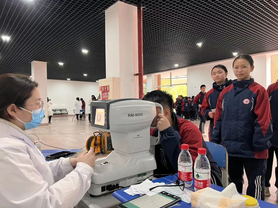 推动儿童青少年近视防控工作欧普康视入校视力筛查