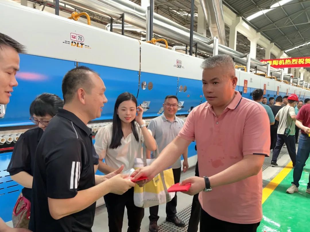 宏威陶瓷清远基地总经理钟伟标,生产部长许健泰,设备科长唐友明等携