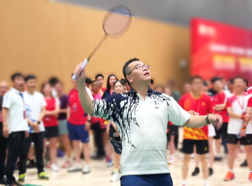 王晖球为比赛开球参赛队员们精神抖擞,身手矫健.