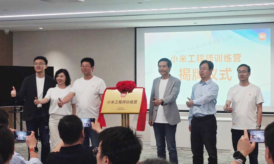 现场有小米工程师踊跃报名担任"讲师",希望能走上讲台,帮助在校学生