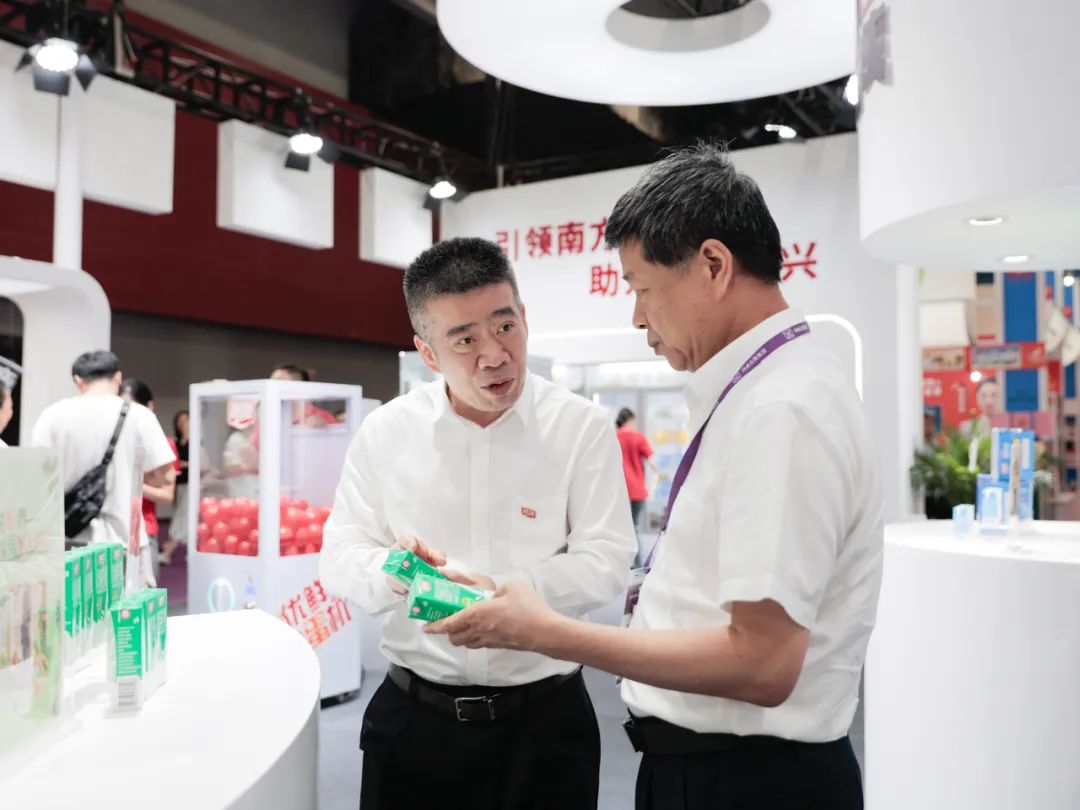 燕塘乳业党委书记,董事长,总裁冯立科在开幕式中致辞,他表示我国奶业