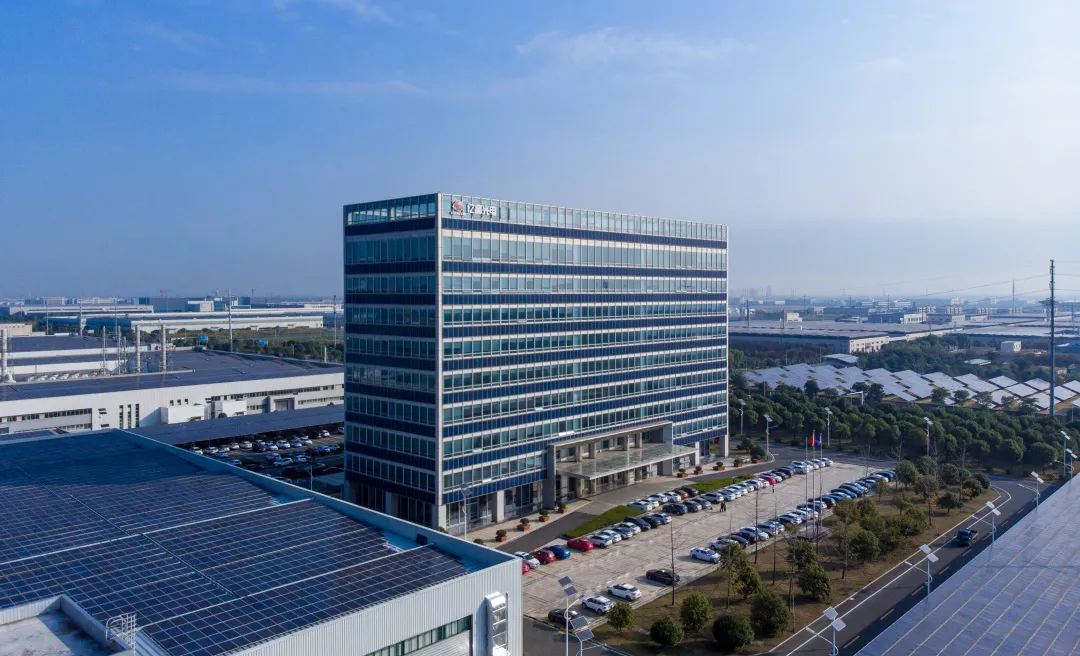 实力上榜!亿晶光电荣登"pvbl2024组件品牌20强,全球光伏品牌100强"