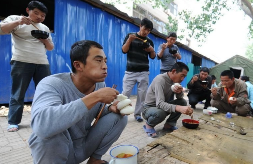 午饭,都蹲在工地吃,不少人一顿能吃四五个馒头在加一碗菜