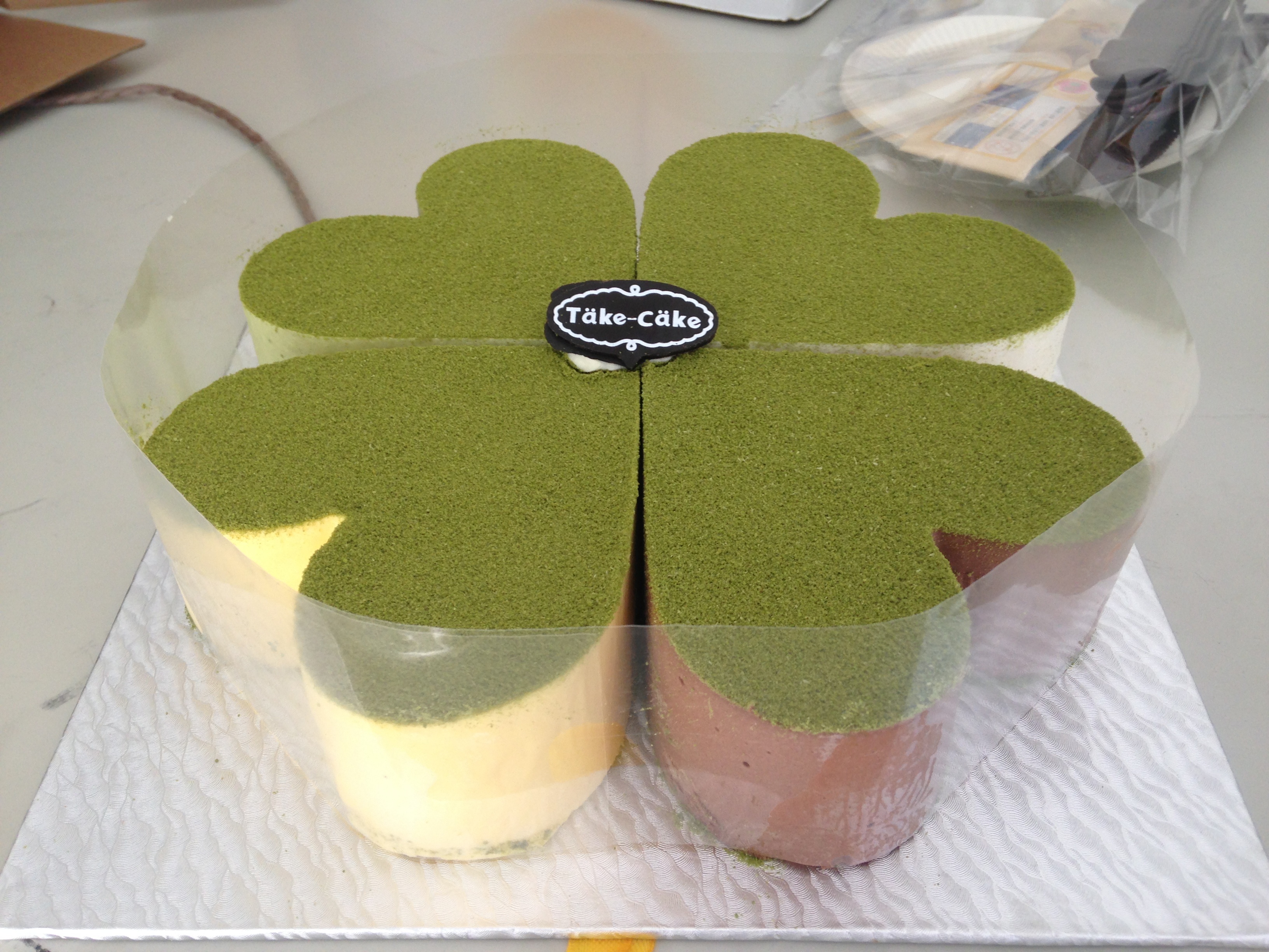 给老公订得生日蛋糕来了,是四叶草的哦,希望能把幸运带给每个仍在中体