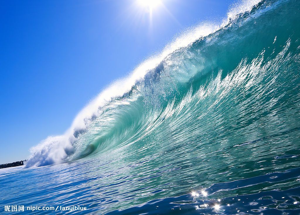 大海,一片风平浪静,看,天上有巨浪