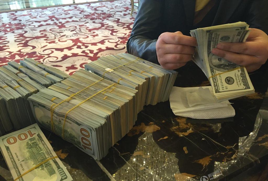 杭州一土豪捧33万美金现钞买豪宅