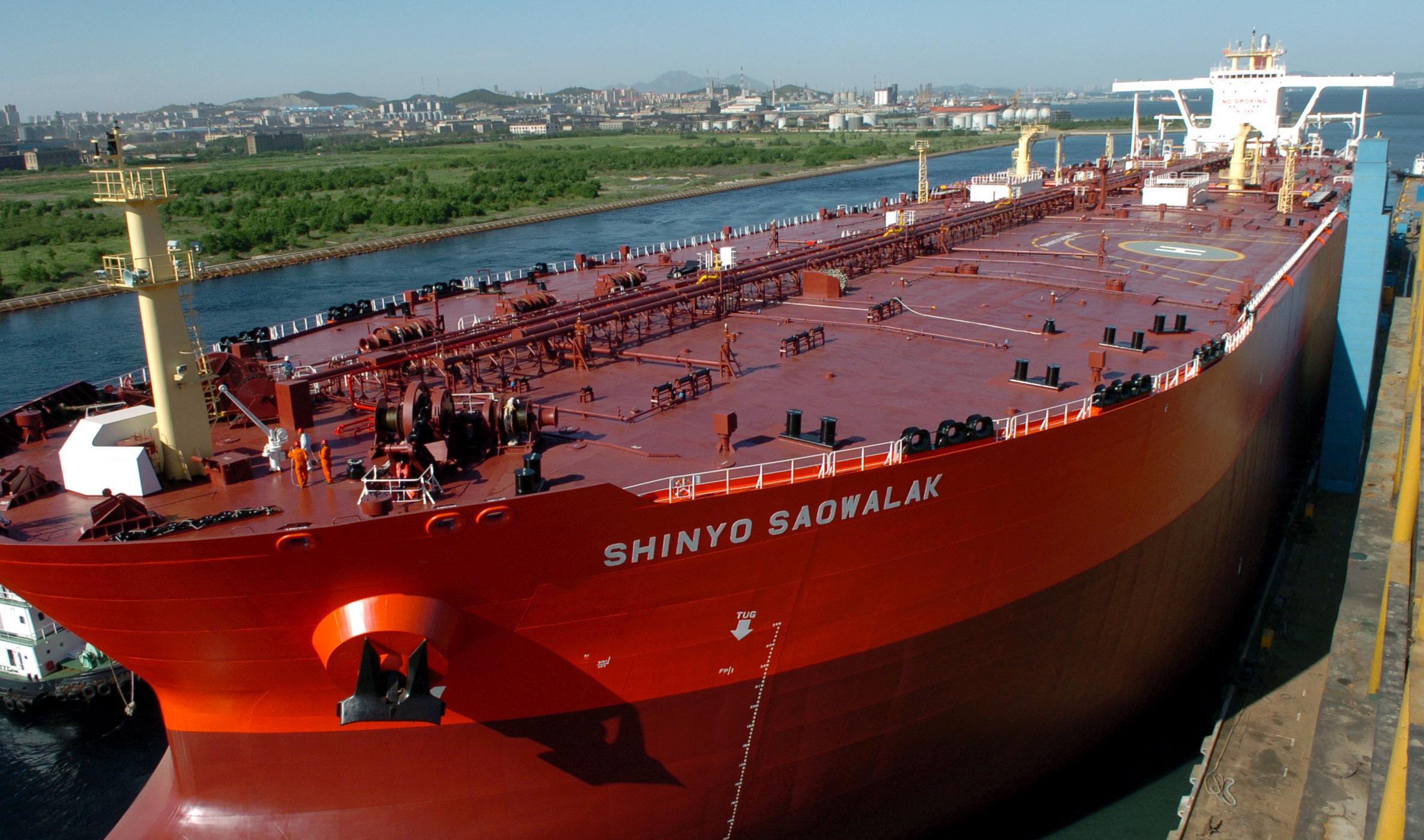 大型船只.重工就是造这个. 左可以造航母,右可以造民船,真正左右逢源!