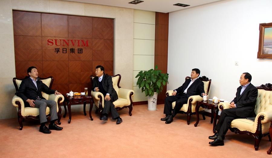 集团总经理孙勇,家纺一公司总经理颜棠陪同会见