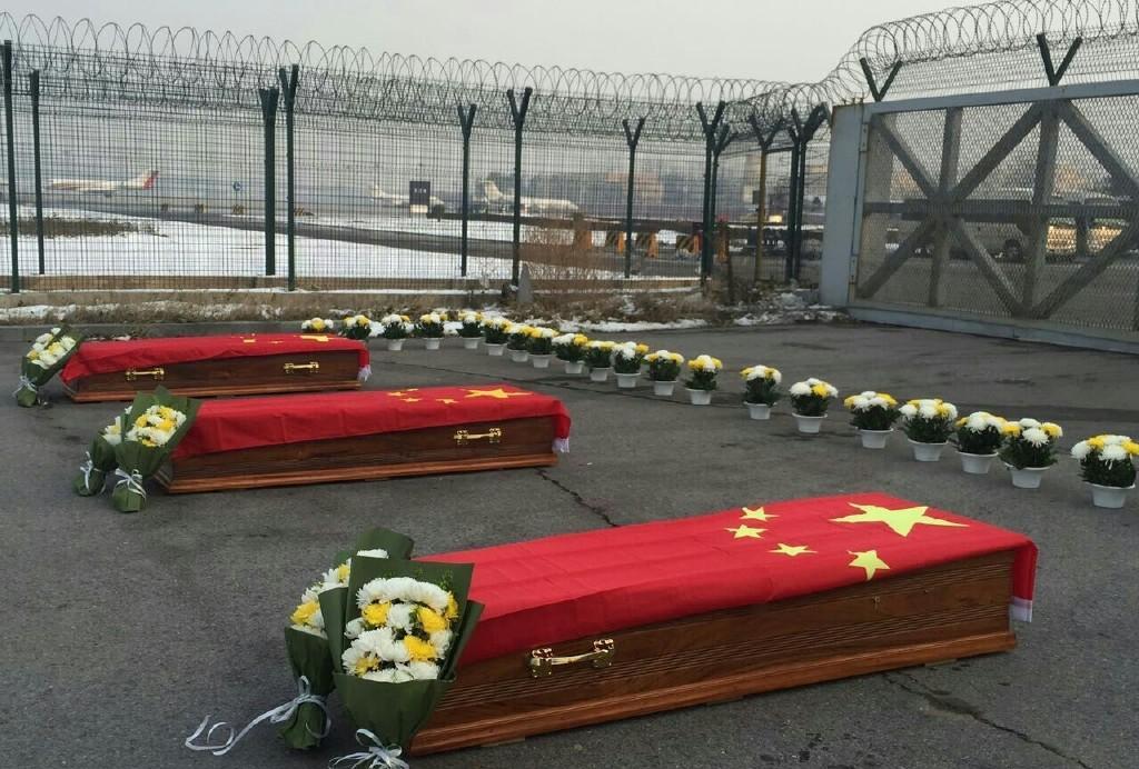 在马里遇害中国公民归国 灵柩覆盖国旗(图)