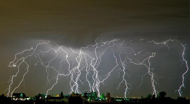 狂风暴雨电闪雷鸣