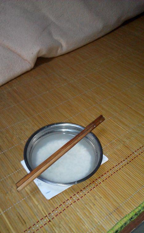 股市把我害得好惨,我好饿!现在只能喝稀饭了.