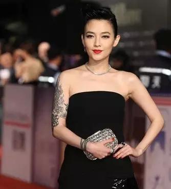 唇钉,染发,纹身,现在的范晓萱是一个很酷的中年人.