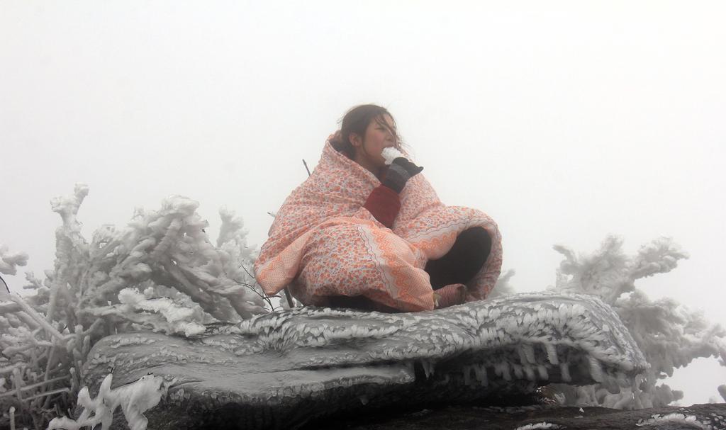 广东萌女 披棉被赏雪.