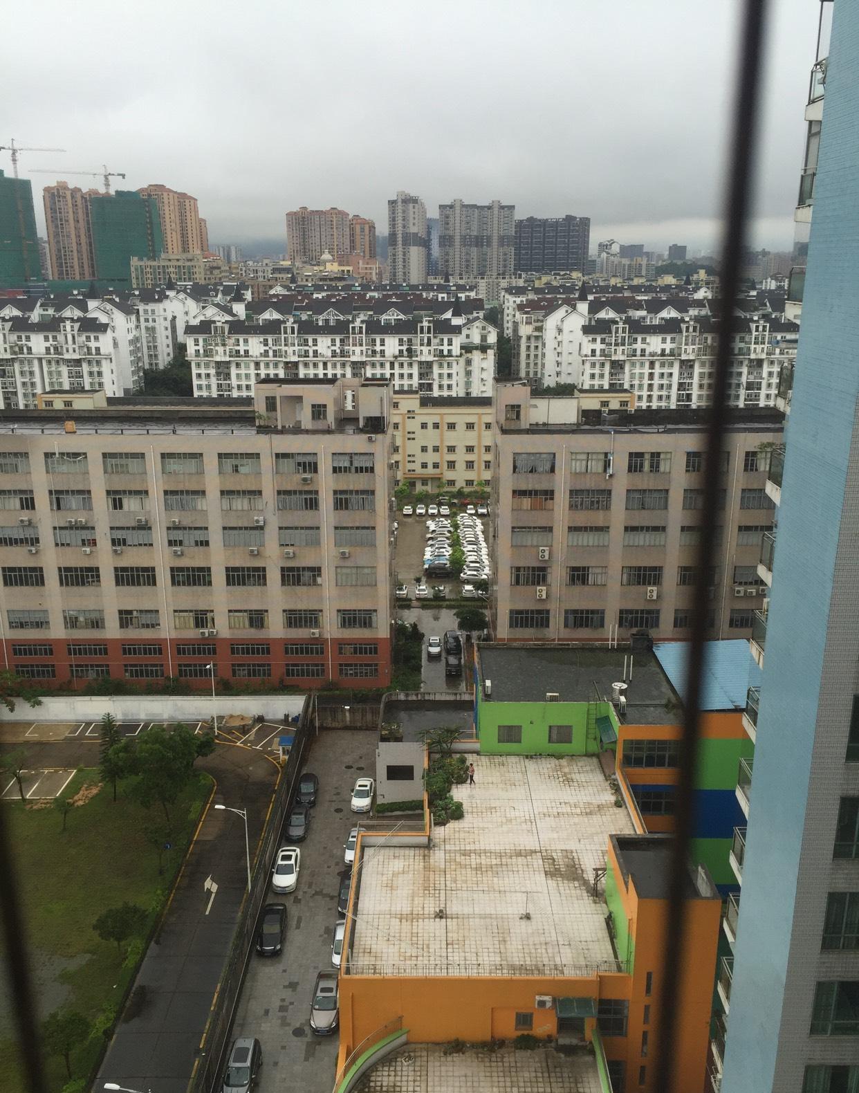 深圳恒泰昌比亚迪4s店在龙华汽车站对面,照片是他们仓储站摆放的唐和