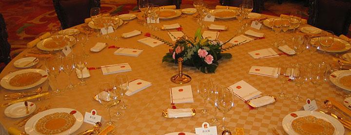 松发研制的"人民大会堂宴会系列"国徽餐具,被选为国宴用瓷