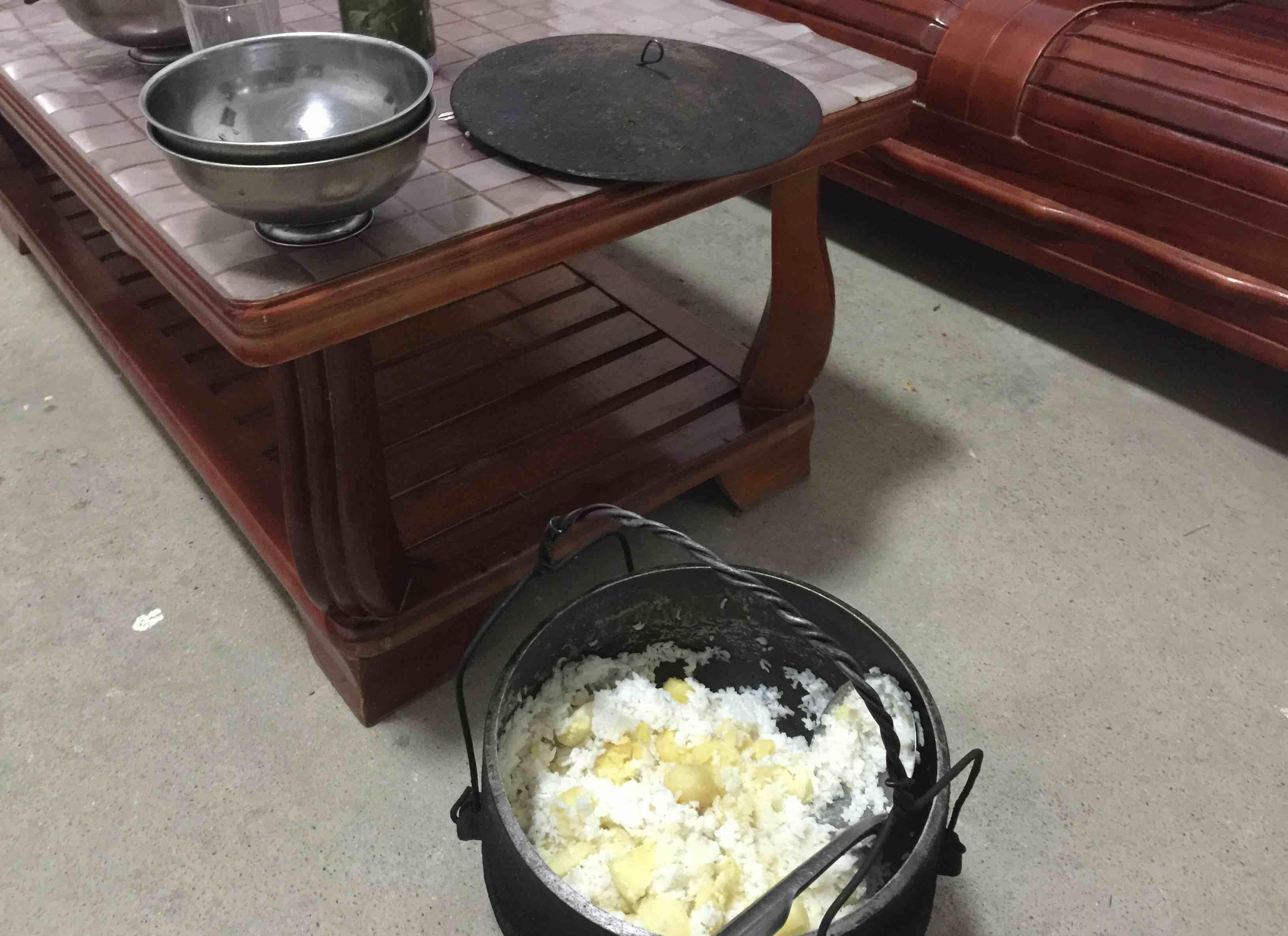 检修,停电了我去找了一些柴火,我的传家之宝派上用场了,生铁罐完胜i