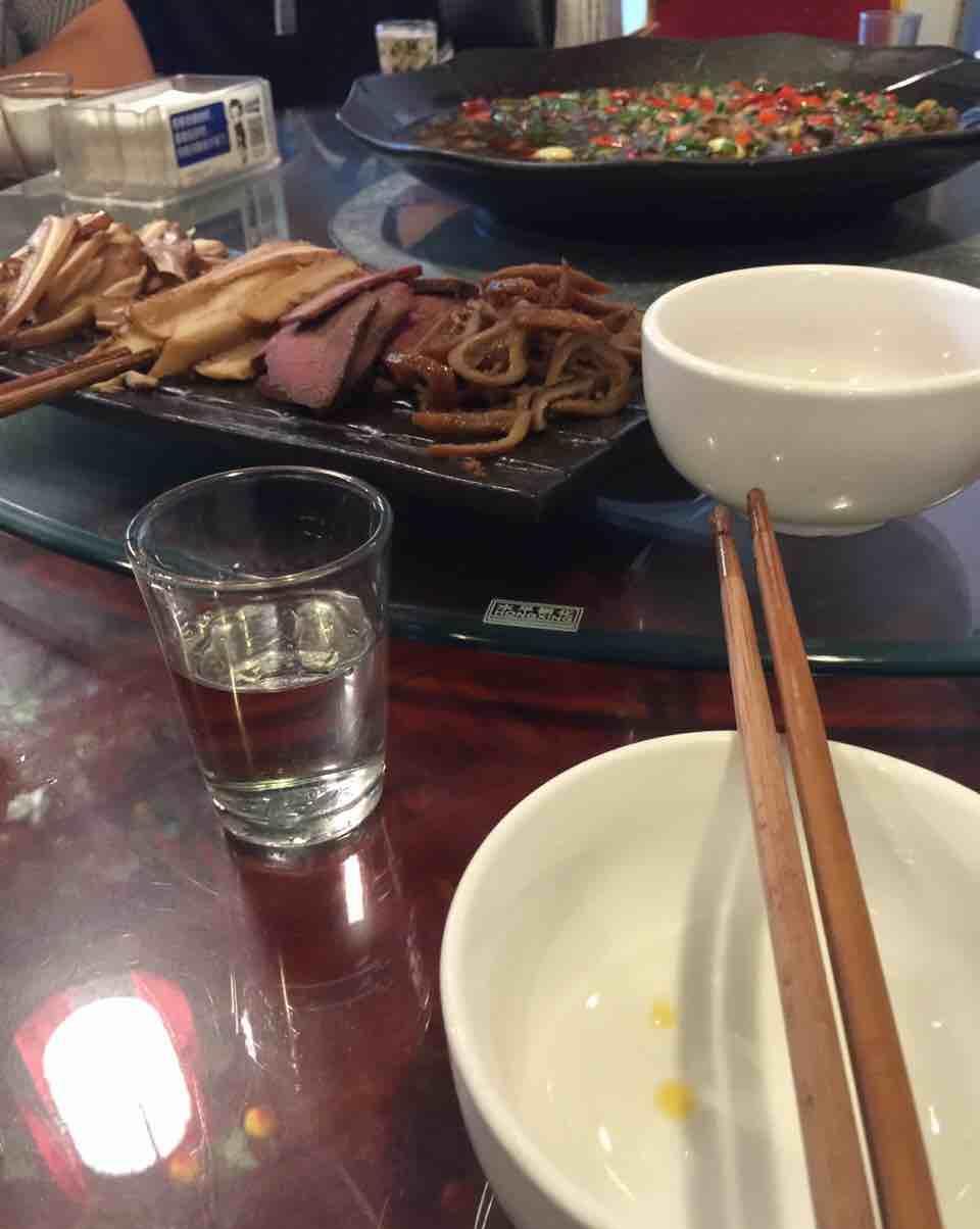 跟主力喝夜啤酒,主力说了,明天跌停可以接飞刀[鼓掌][鼓掌][鼓掌]