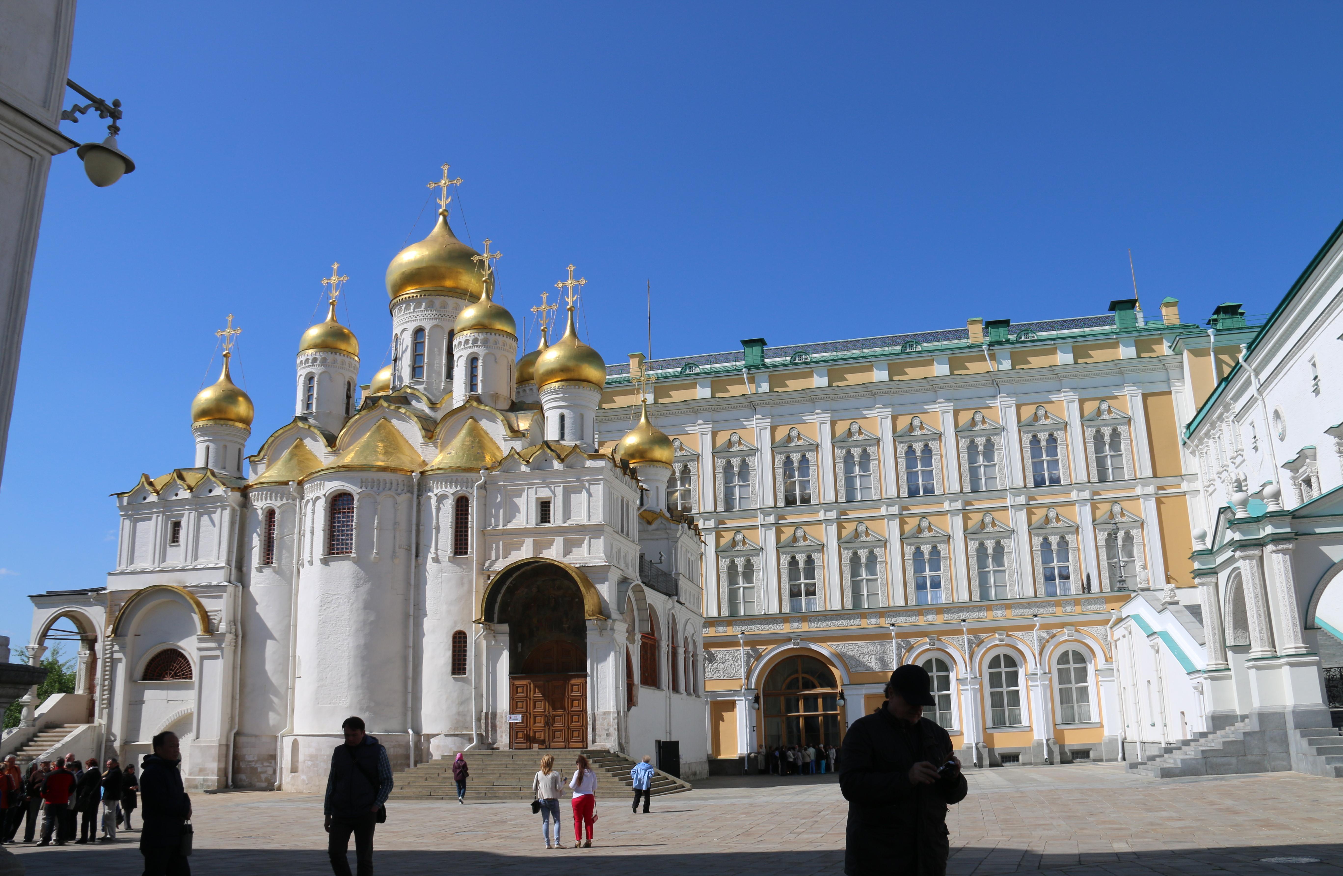 莫斯科克里姆林宫是俄罗斯国家的象征,是世界上最大的建筑群之一,是