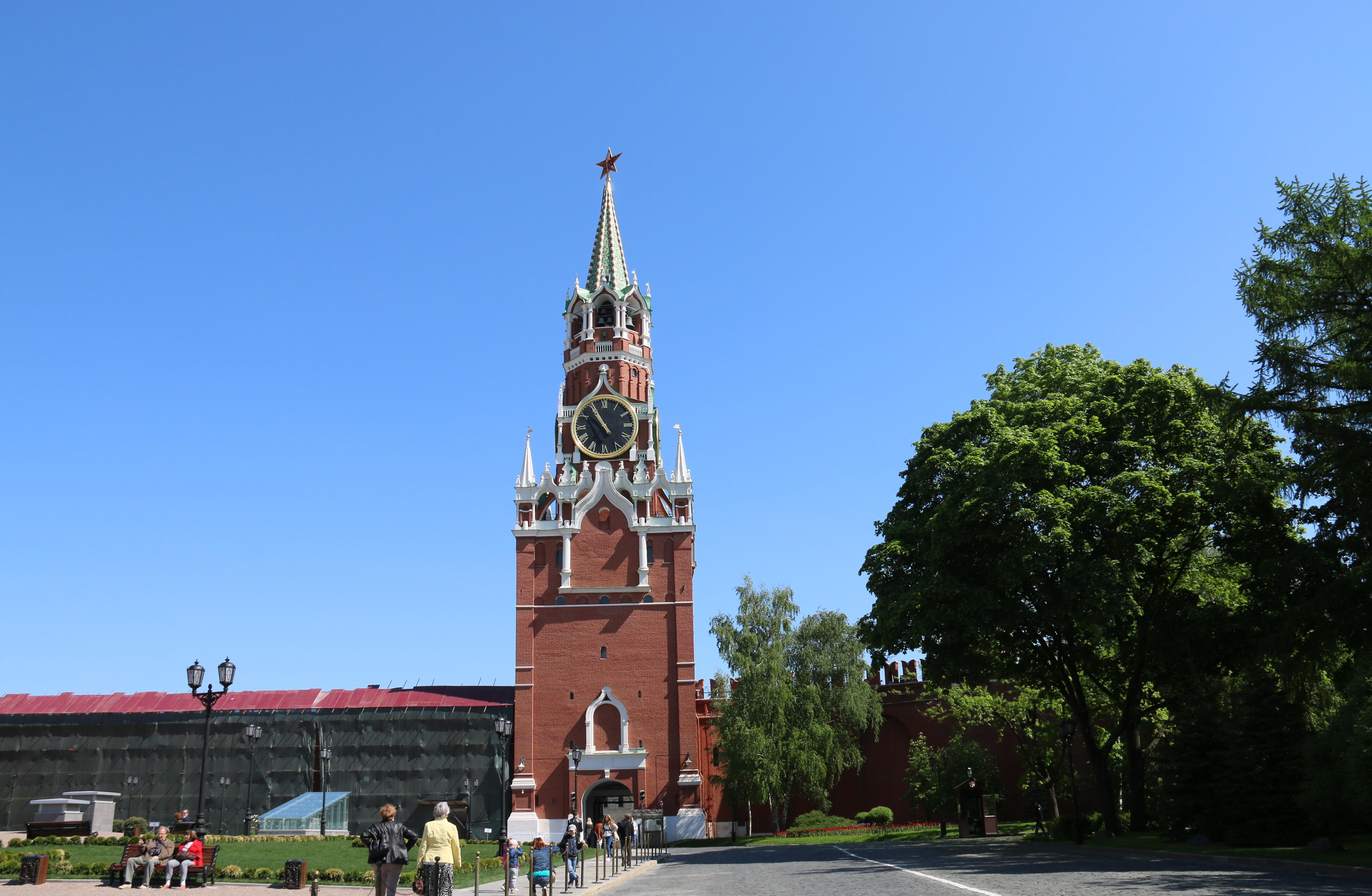 莫斯科克里姆林宫是俄罗斯国家的象征,是世界上最大的建筑群之一,是