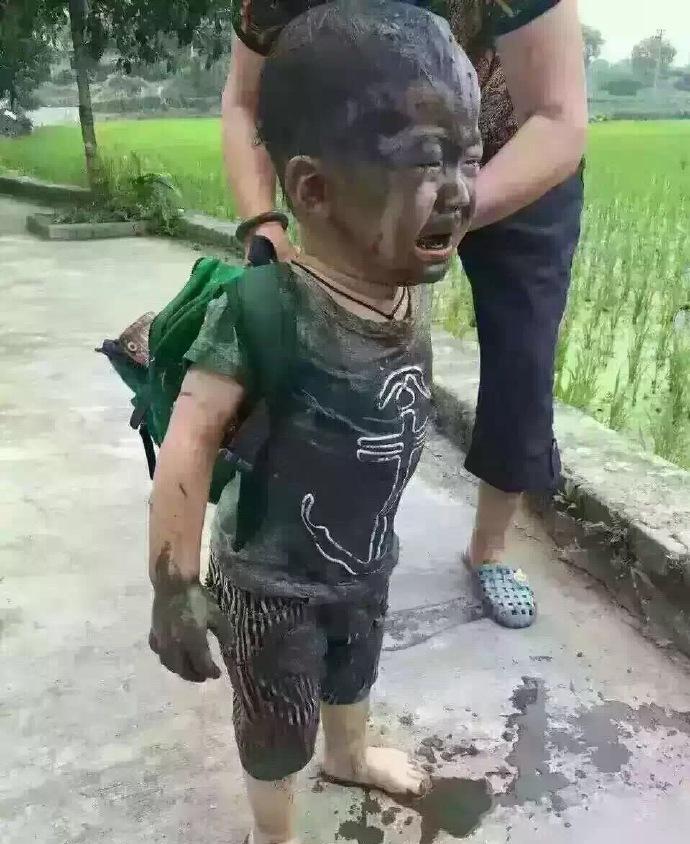 读鬼书哟,开学第一天就掉泥田里了