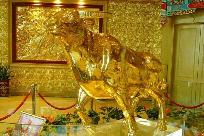 众信徒速来膜拜华西金牛,心诚者发大财